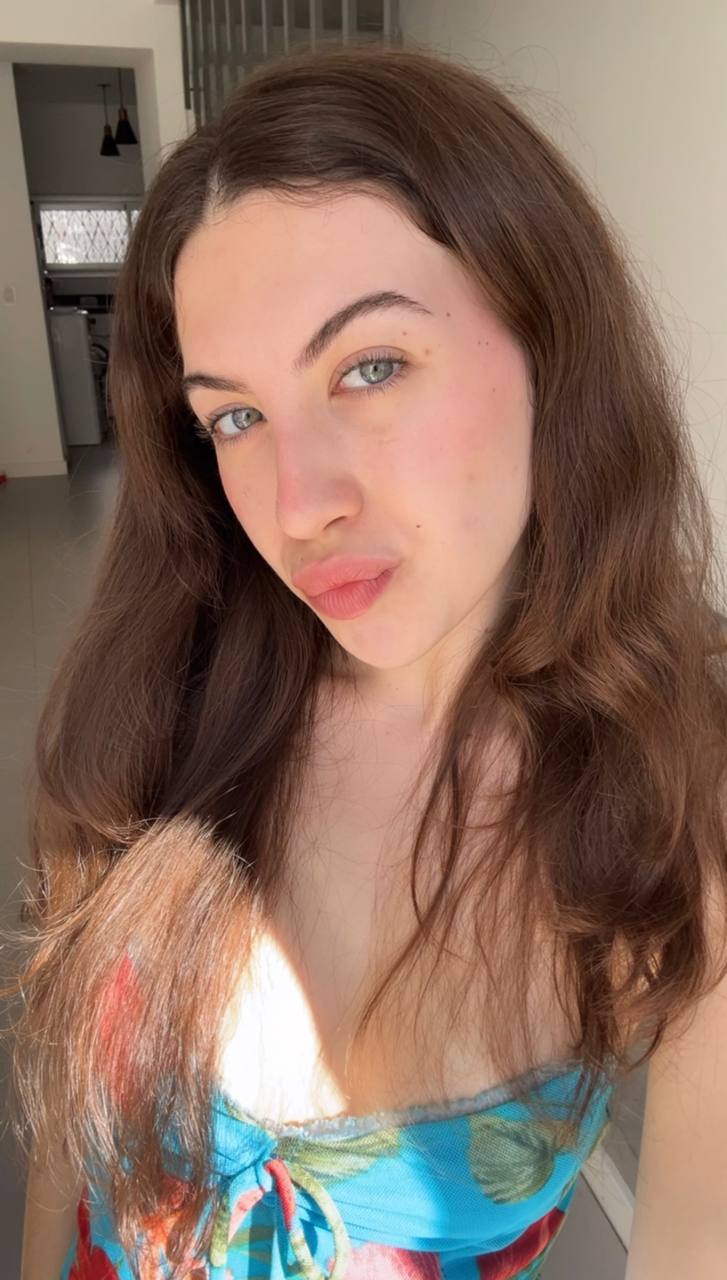 Nude girl Amber in South Tarawa