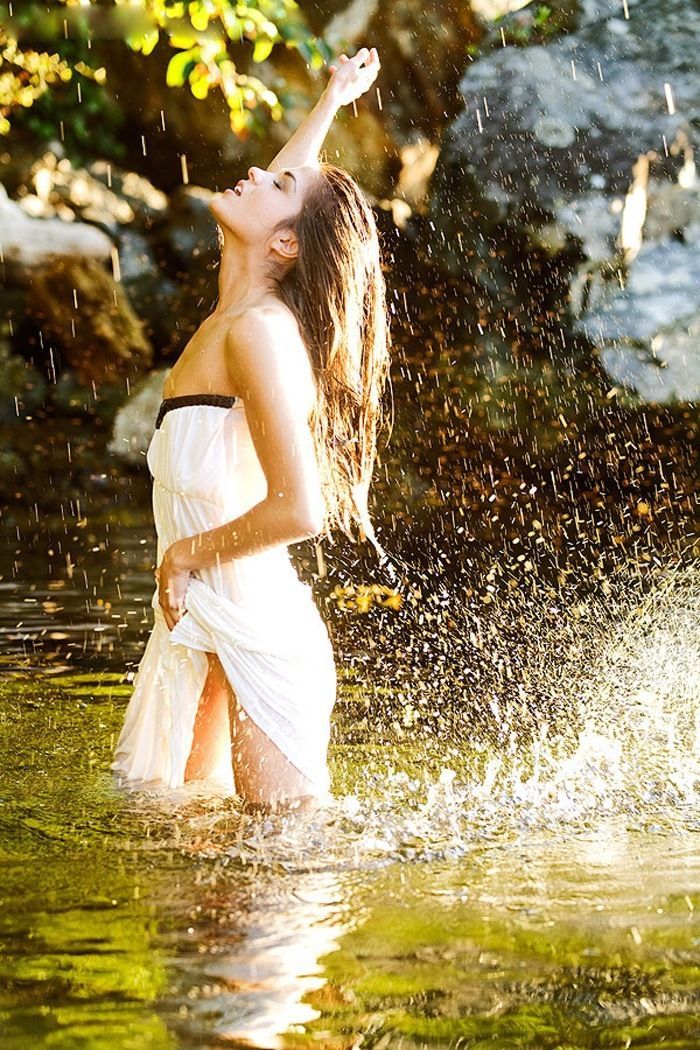 Marie Avgeropoulos in South Tarawa