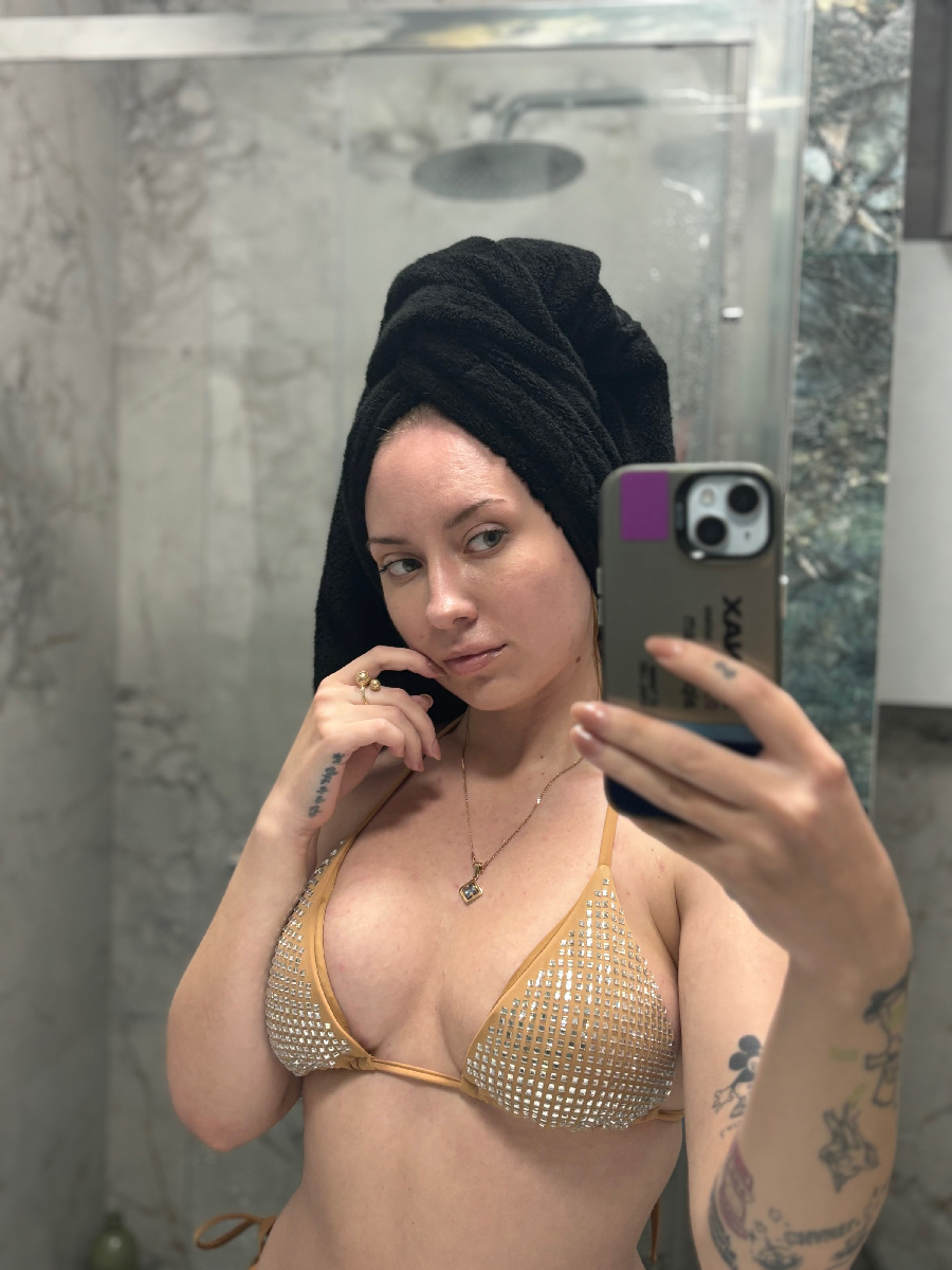 Nude girl KateV in South Tarawa