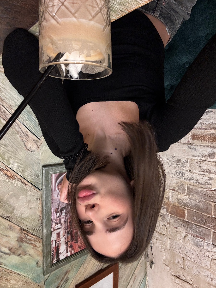 Fresh photos, fresh mood — Tina online in South Tarawa